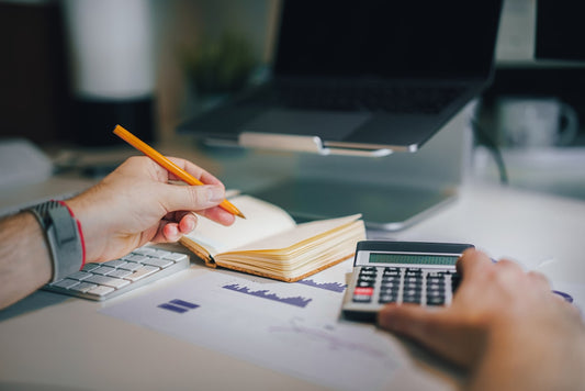 Dueño de negocio revisando impuestos de ventas — Consejo Capital