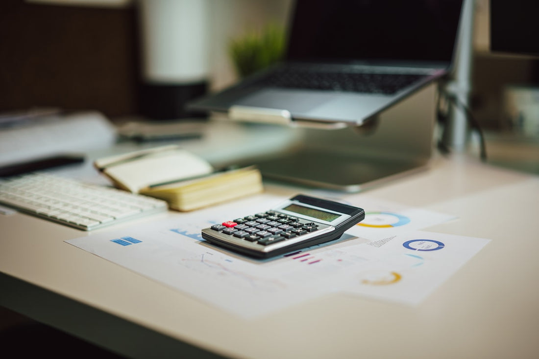 Dueño de pequeño negocio revisando sus finanzas — Consejo Capital